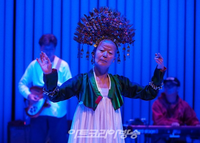 세종문화회관 컨템퍼러리 시즌 '싱크 넥스트 22' 공식 개막작 '은미와 영규와 현진' 프레스콜(어어부 밴드, 안은미) 2022.06.30 사진 ⓒ아트코리아방송 이용선 기자​