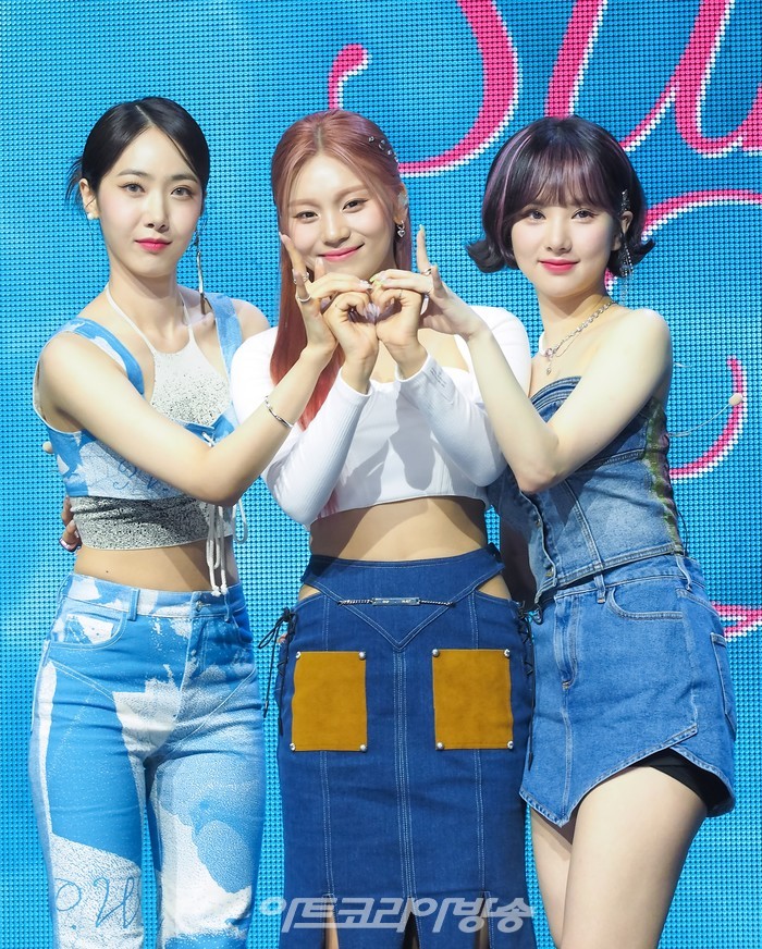 비비지(VIVIZ) 두번째 미니앨범 '서머 바이브'(Summer Vibe) 발매 기념 쇼케이스(신비, 엄지, 은하) 2022.07.06 사진 ⓒ아트코리아방송 이용선 기자​