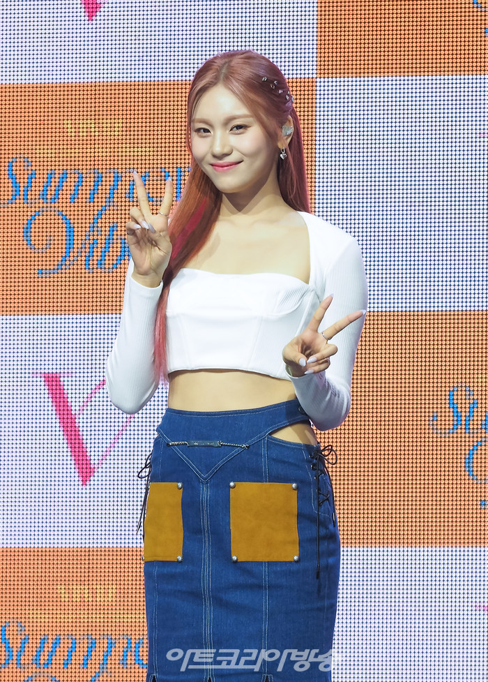 비비지(VIVIZ) 두번째 미니앨범 '서머 바이브'(Summer Vibe) 발매 기념 쇼케이스(엄지) 2022.07.06 사진 ⓒ아트코리아방송 이용선 기자​