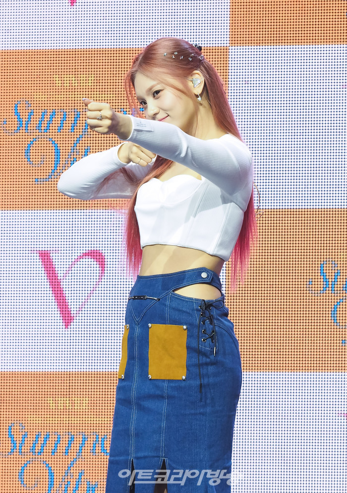 비비지(VIVIZ) 두번째 미니앨범 '서머 바이브'(Summer Vibe) 발매 기념 쇼케이스(엄지) 2022.07.06 사진 ⓒ아트코리아방송 이용선 기자​