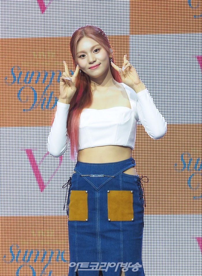 비비지(VIVIZ) 두번째 미니앨범 '서머 바이브'(Summer Vibe) 발매 기념 쇼케이스(엄지) 2022.07.06 사진 ⓒ아트코리아방송 이용선 기자​