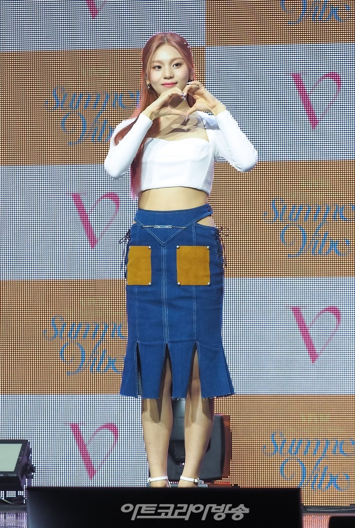 비비지(VIVIZ) 두번째 미니앨범 '서머 바이브'(Summer Vibe) 발매 기념 쇼케이스(엄지) 2022.07.06 사진 ⓒ아트코리아방송 이용선 기자​
