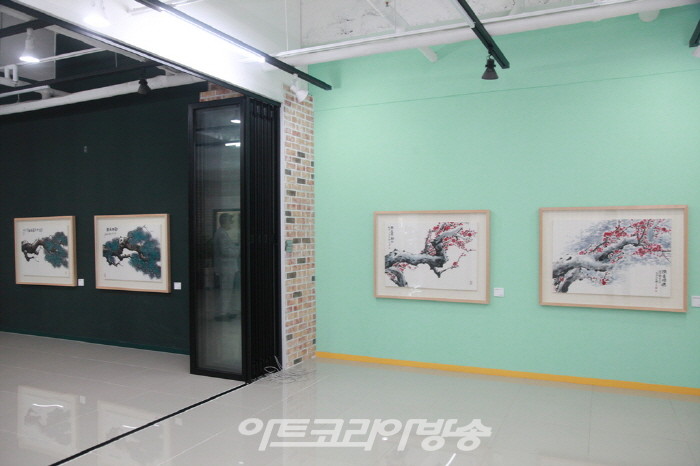 고재봉 작가, 웅장한 구도의 산수화 매력 '수묵 향기전'