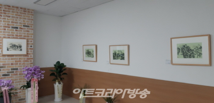 고재봉 작가, 웅장한 구도의 산수화 매력 '수묵 향기전'