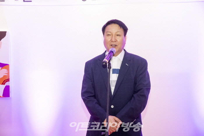 갤러리 필랩, 첫 개관전·'별,스타 별들의 개관초대전'-김종근 미술평론가