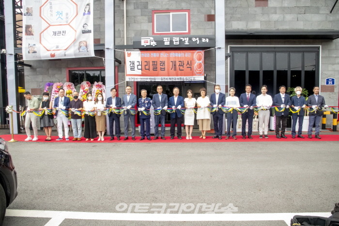 갤러리 필랩, 첫 개관전·'별,스타 별들의 개관초대전'