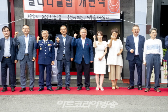 갤러리 필랩, 첫 개관전·'별,스타 별들의 개관초대전'