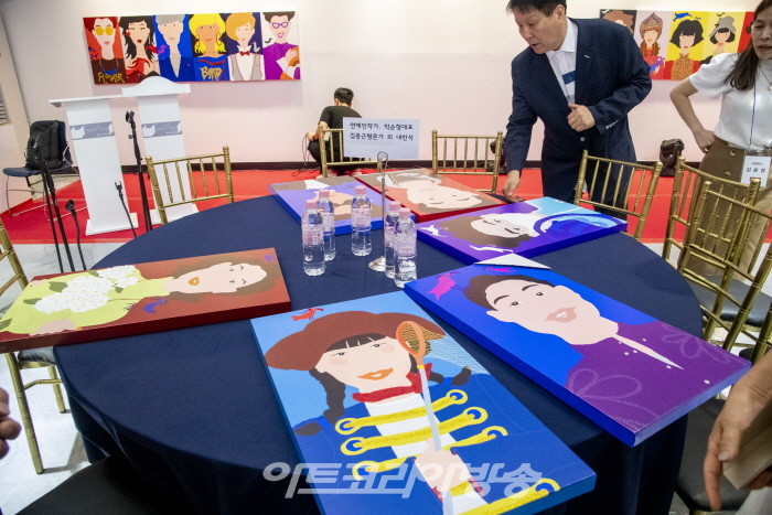 갤러리 필랩, 첫 개관전·'별,스타 별들의 개관초대전'