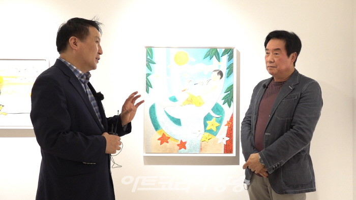 김종근 미술평론가가 서영석 작가에게 질문하고 있다.