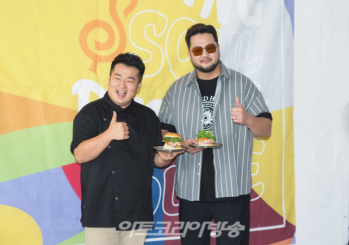 수제 버거 브랜드 '멜팅 소울(MELTING SOUL)' 오픈 기념 행사(셰프 이원일, 가수 김태우) 2022.07.14 사진 ⓒ아트코리아방송 이용선 기자​