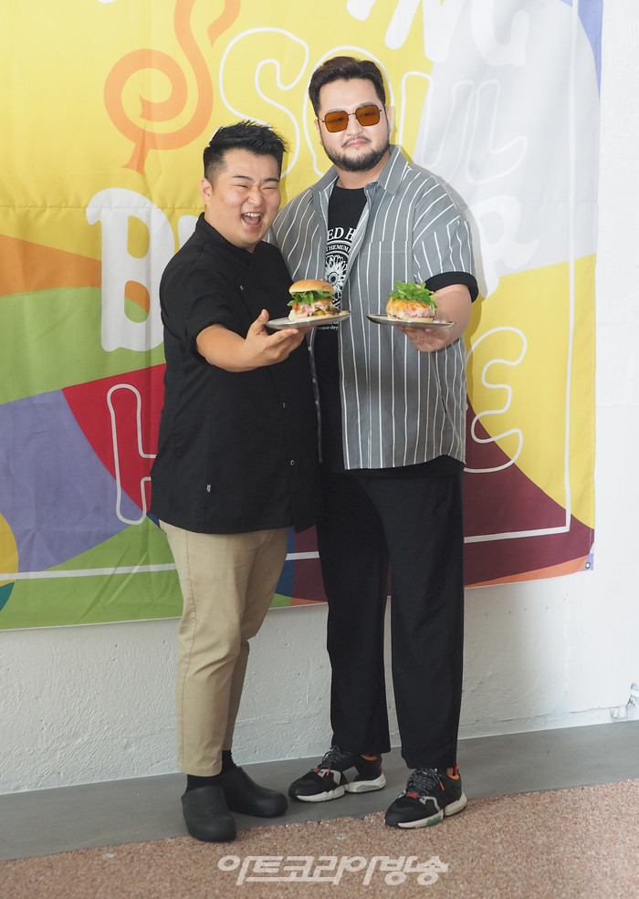 수제 버거 브랜드 '멜팅 소울(MELTING SOUL)' 오픈 기념 행사(셰프 이원일, 가수 김태우) 2022.07.14 사진 ⓒ아트코리아방송 이용선 기자​