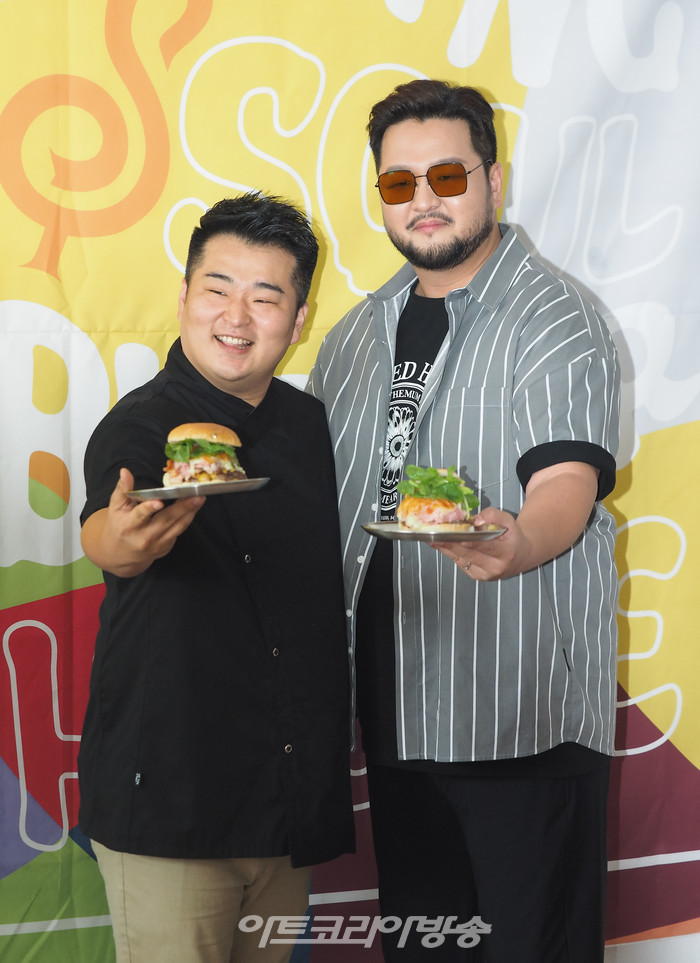 수제 버거 브랜드 '멜팅 소울(MELTING SOUL)' 오픈 기념 행사(셰프 이원일, 가수 김태우) 2022.07.14 사진 ⓒ아트코리아방송 이용선 기자​