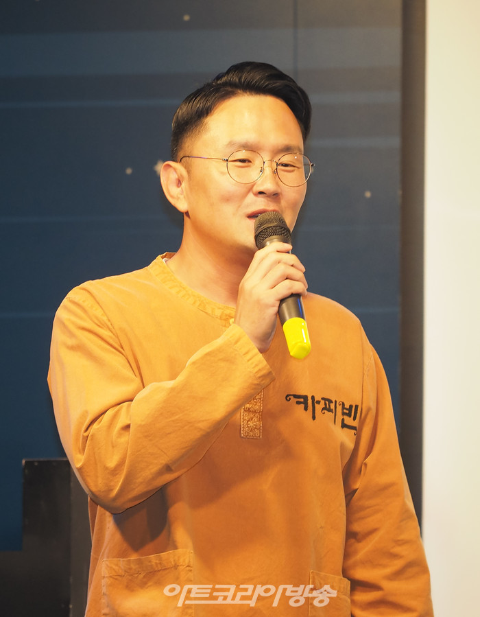 카피추(추대엽) 댄스 트로트 '내 지갑에 있는 돈 다 갖다써라' 쇼케이스(윤형빈) 2022.07.14 사진 ⓒ아트코리아방송 이용선 기자​