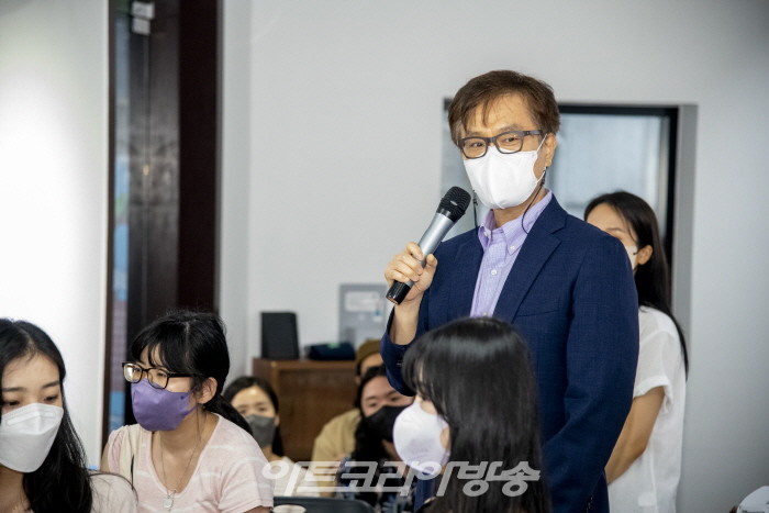 김성수 연세대교수가 아버지의 작품에 대해 설명하고 있다.