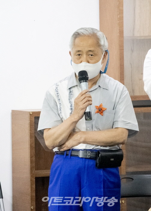 김달진미술자료박물관의 '선인장이 자라는 박물관' 시사회에서 김달진 관장이 인사말을 하고 있다.