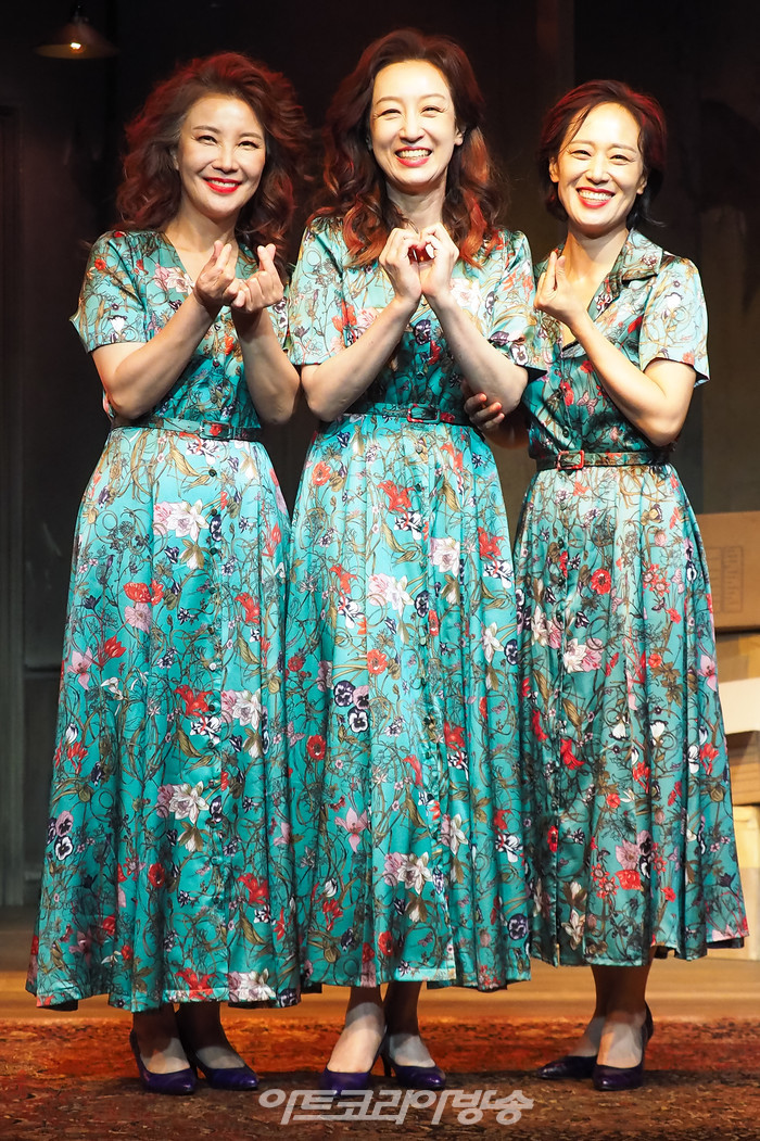 연극 '빈센트 리버' 프레스콜(사진 왼쪽부터 정재은, 남기애, 우미화) 2022.07.26 사진 ⓒ아트코리아방송 이용선 기자​