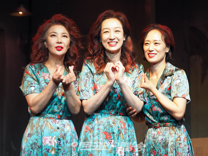 연극 '빈센트 리버' 프레스콜(사진 왼쪽부터 정재은, 남기애, 우미화) 2022.07.26 사진 ⓒ아트코리아방송 이용선 기자​