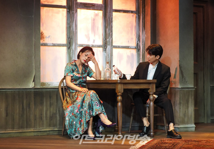 연극 '빈센트 리버' 프레스콜(아니타 역 우미화, 데이비 역 김현진) 2022.07.26 사진 ⓒ아트코리아방송 이용선 기자​