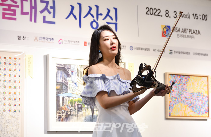'제1회 아트코리아 미술대전' 시상식(한미나 전자바이올린리스트) 2022.08.03 사진 ⓒ아트코리아방송 이용선 기자​