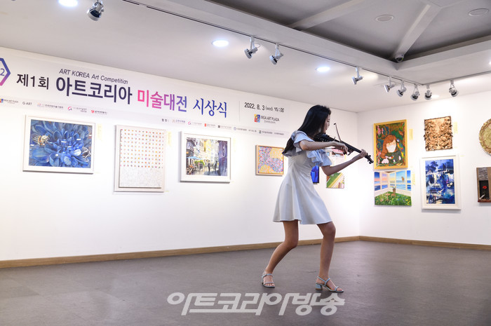 '제1회 아트코리아 미술대전' 시상식(한미나 전자바이올린리스트) 2022.08.03 사진 ⓒ아트코리아방송 이용선 기자​