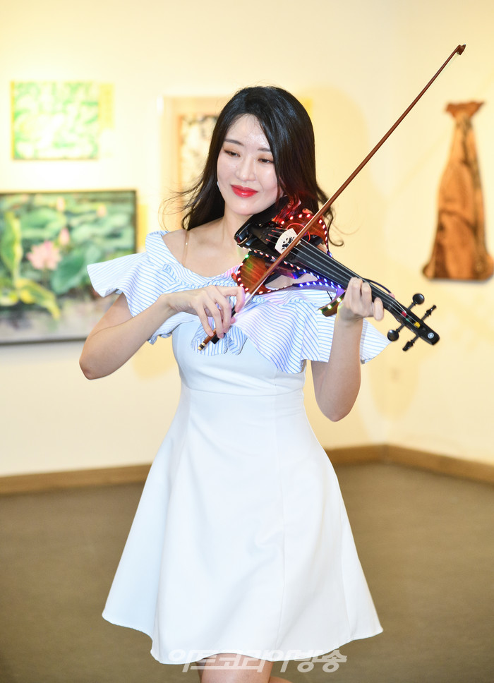 '제1회 아트코리아 미술대전' 시상식(한미나 전자바이올린리스트) 2022.08.03 사진 ⓒ아트코리아방송 이용선 기자​