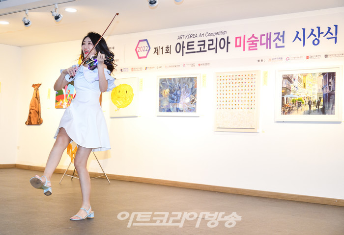 '제1회 아트코리아 미술대전' 시상식(한미나 전자바이올린리스트) 2022.08.03 사진 ⓒ아트코리아방송 이용선 기자​