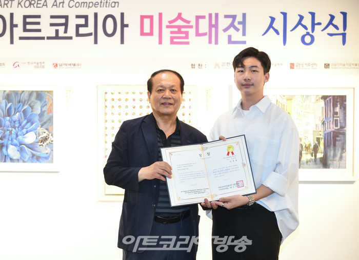 제1회 아트코리아 미술대전 블루상(김정용-인두화 부문) 2022.08.03 사진  ⓒ아트코리아방송 이용선 기자​