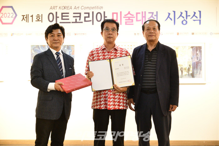 제1회 아트코리아 미술대전 알파색채상(유천균-서양화 부문) 2022.08.03 사진 ⓒ아트코리아방송 이용선 기자​