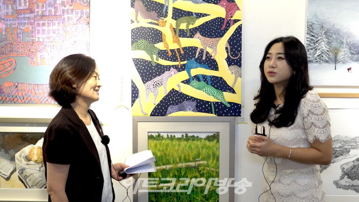 김종숙 기자(아트코리아방송 뉴저지 지회장)와 김베리 작가가 인터뷰를 진행하고 있다.