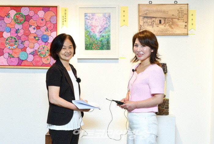 김종숙 기자(아트코리아방송 뉴저지 지회장)와 박지영 수채화 우수상 수상자가 인터뷰을 하고 있다.