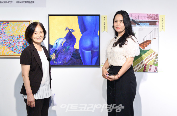 김종숙 기자가 황준영 작가에게 질문하고 있다.