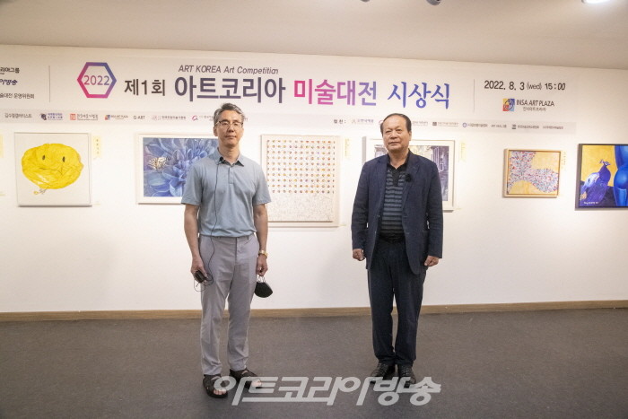 홍대의 대상 작가와 (주)아트코리아방송 김한정 대표가 기념사진을 찍고 있다.