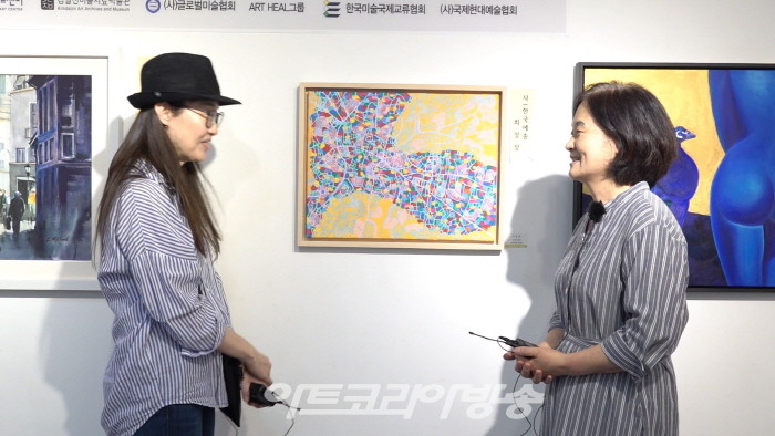 이정연 작가와 김종숙 기자(뉴저지지회장)가 인터뷰를 진행하고 있다.