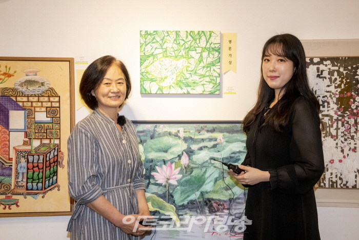 아트코리아방송 김종숙 기자가 은선우 작가에게 질문하고 있다.