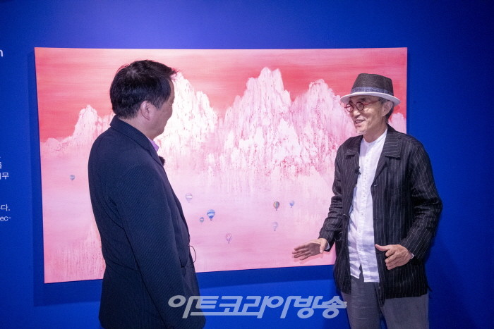 김종근 미술평론가가 석철주 작가에게 질문하고 있다.