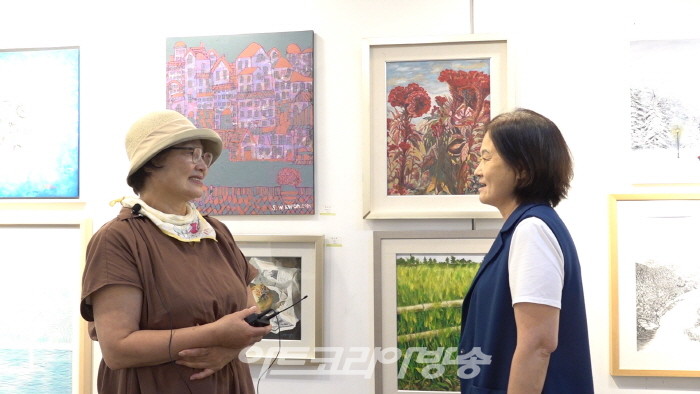 홍순영 작가가 김종숙 기자의 질문에 답하고 있다.