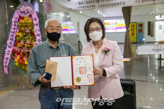 국회의장상-강록사 작가(시상자 박희영 용산구청장)