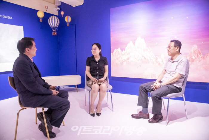 vichae art museum 전수미 관장과 성기노 대표와의 인터뷰를 김종근 미술평론가가 진행하고 있다.