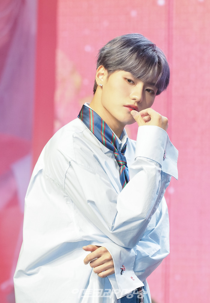 루미너스 첫 번째 정규앨범 '루미너스 인 원더랜드(LUMINOUS in WONDERLAND)' 발매 기념 쇼케이스(우빈) 2022.08.17 사진 ⓒ아트코리아방송 이용선 기자​