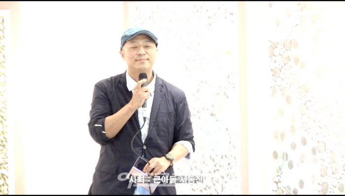 큰아들 서동진 님이 사회를 보고 있다.