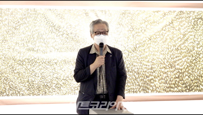 인석 정성태 선생이 축사를 하고 있다.