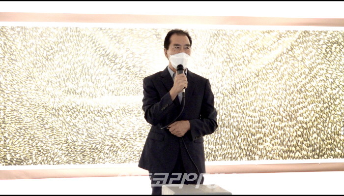 한국예술협회 김종대 회장이 축하하고 있다.