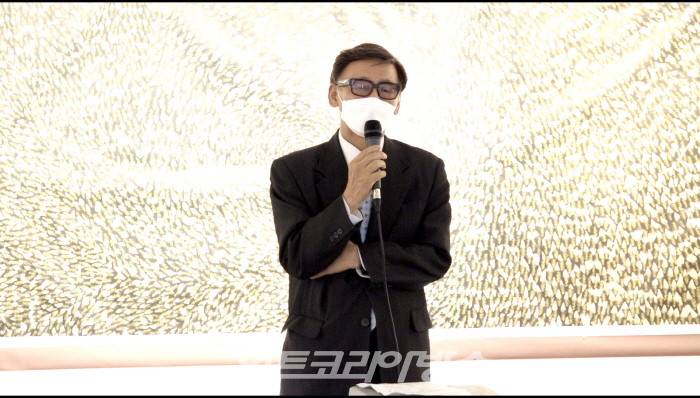 부군 서석수 님이 내빈들에게 감사의 인사를 드리고 있다.