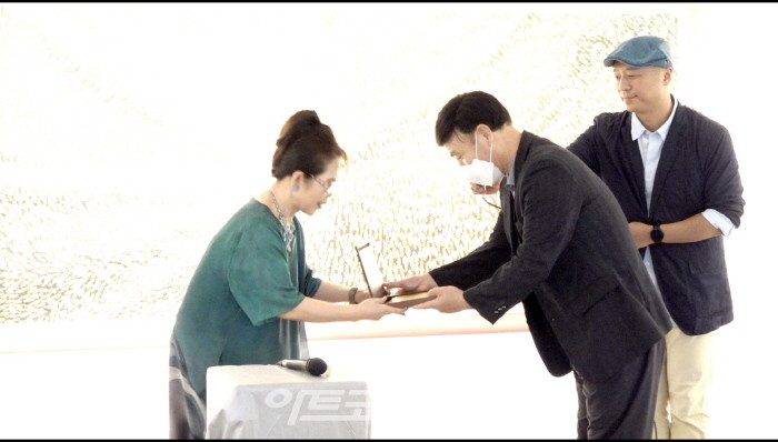 사촌들이 심영숙 고희전에 선물을 증정하고 있다.