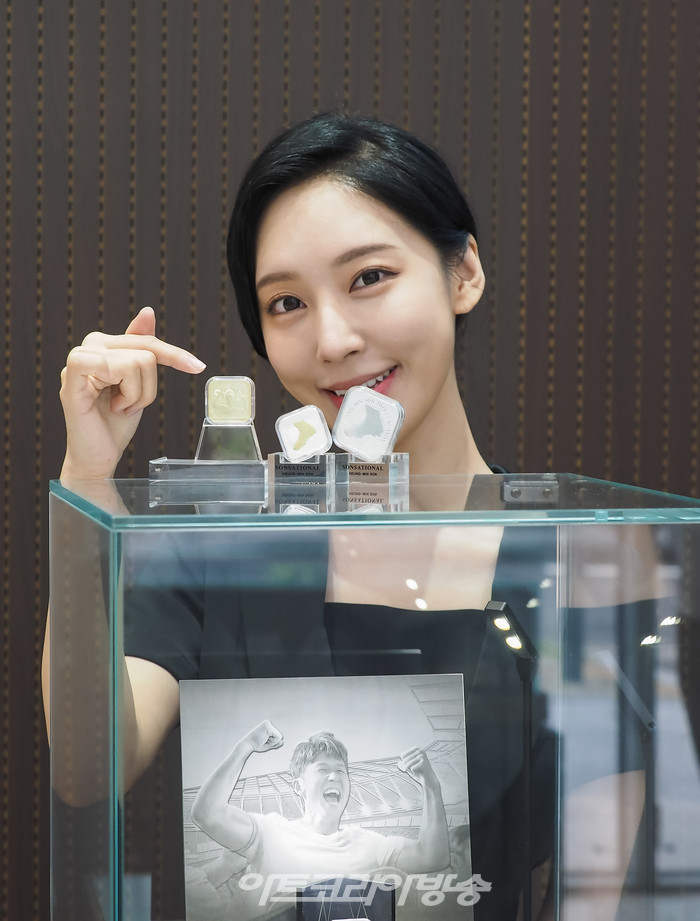 한국조폐공사는 24일 서울 마포구 한국조폐공사 오롯디윰관에서 '손흥민 선수 골든부트 수상 기념메달'을 공개했다. 모델이 기념메달을 들고 포즈를 취하고 있다. 2022.08.24 사진 ⓒ아트코리아방송 이용선 기자​