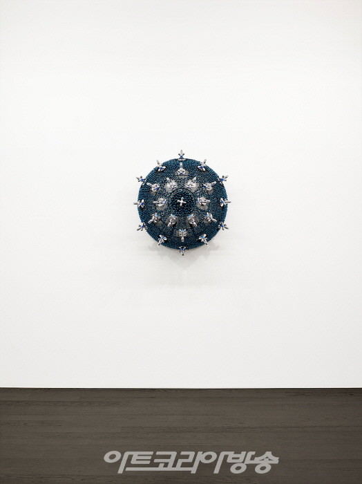 양혜규(b. 1971)〈소리 나는 돌림 무엇이든 흐름 반구 #19〉2022Powder-coated stainless steel frame, powder-coated mesh, ball bearing, PVD-coated stainless steel bells, split rings, water taps