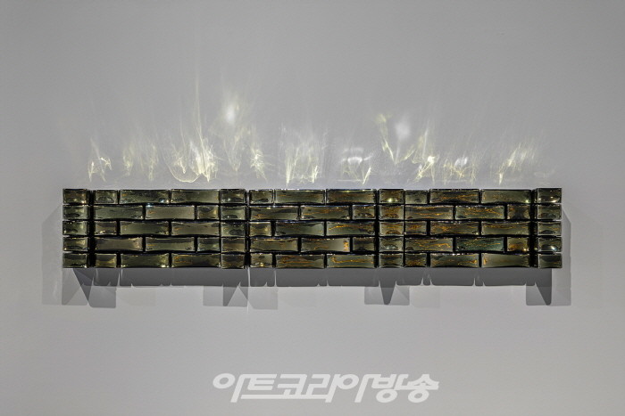 장-미셸 오토니엘(b. 1964)〈Oracle〉2022Indian grey mirrored glass, stainless steel