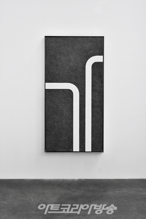 엘름그린 & 드라그셋(b. 1961, b. 1969)〈Highway Painting, No. 6〉2019Paint on asphalt, aluminum