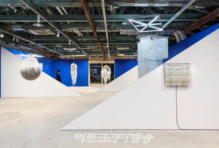 국제갤러리 부산점 양혜규 프레젠테이션《의사擬似-합법》 설치전경