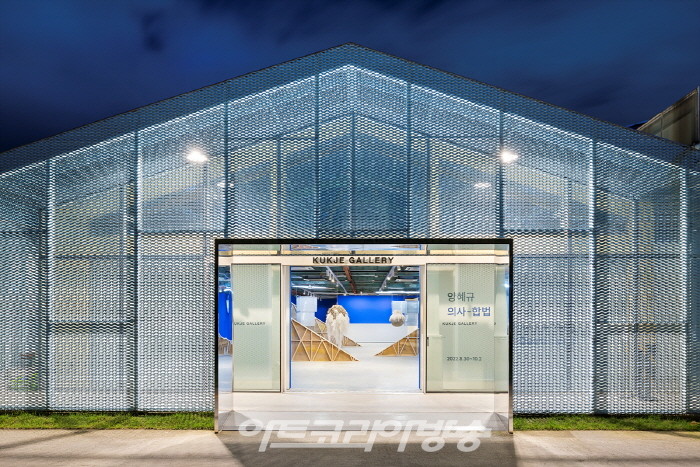 국제갤러리 부산점 양혜규 프레젠테이션《의사擬似-합법》 설치전경